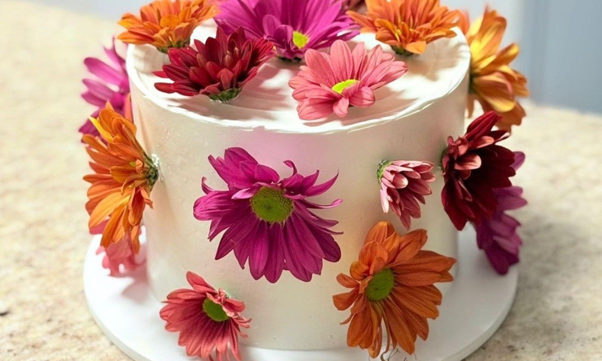 Bolos enfeitado com flores naturais da Confeitaria Carla Camisassa