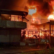 Explosões e fogo intenso destroem ferro-velho em Uberlândia - CBMMG