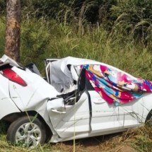 Motorista perde o controle do carro, capota e bate em árvore em Araguari - Divulgação/CBMMG