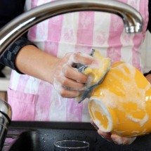 Água morna e mente presente: a ciência por trás da lavagem de louça como prática de atenção plena - Portal Giro 10