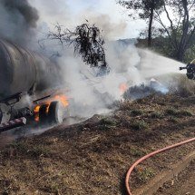 Batida arranca motor e carreta é destruída pelas chamas na BR-365 - Corpo de Bombeiros/Reprodução
