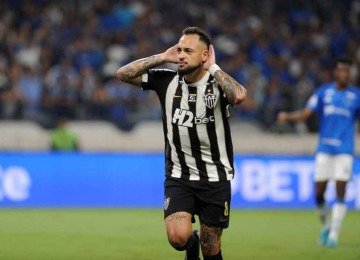 Meio-campista Maycon comemora o segundo gol do Galo no clássico contra a Raposa, sábado, no Mineirão, pelo Campeonato Brasileiro -  (crédito: Alexandre Guzanshe/EM/D.A.Press)