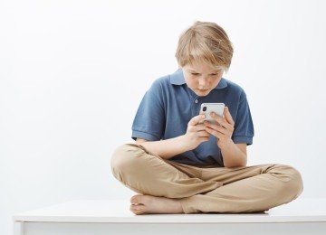 Uso excessivo de telas na inf&acirc;ncia &eacute; tema de reflex&atilde;o sobre impactos no desenvolvimento e na sa&uacute;de mental de crian&ccedil;as -  (crédito: Reprodu&ccedil;&atilde;o)