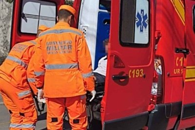 Bombeiros atendem o homem de 50 anos mordido por um c&atilde;o e agredido em Arax&aacute; -  (crédito: CBMMG)