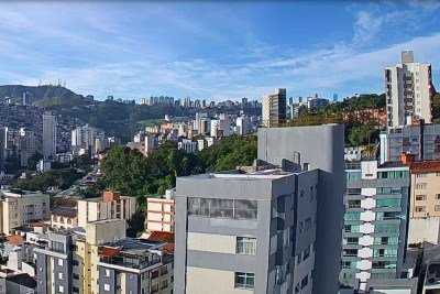 Dia amanheceu claro com raras nuvens na altura do bairro Luxemburgo, Centro-Sul de BH -  (crédito: Clima ao Vivo)