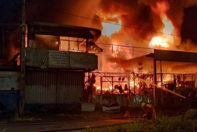 Bombeiros combatem inc&ecirc;ndio em ferro-velho de Uberl&acirc;ndia em meio a fogo intenso e explos&otilde;es que podiam ser ouvidas de bairros vizinhos -  (crédito: CBMMG)