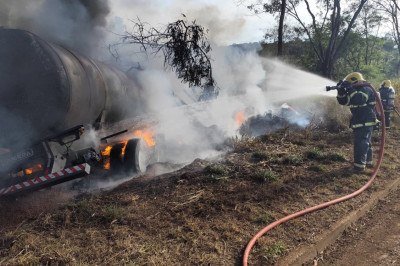 Durante a ocorrência, a carreta, que transportava cerca de 30 toneladas de óleo vegetal, pegou fogo e foi destruída pelas chamas -  (crédito: Corpo de Bombeiros/Reprodução)