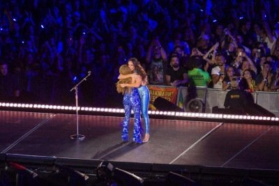 Shakira e Ivete Sangalo, vestidas de azul, cantaram 'Pa&iacute;s tropical', cl&aacute;ssico de Jorge Benjor, e contaram ao p&uacute;blico que s&atilde;o amigas h&aacute; tempos
 -  (crédito: Daniel Ramalho/AFP)
