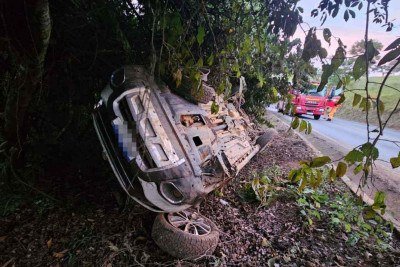 Passageiro de 16 anos morreu em acidente em Itapecerica (MG). Motorista foi socorrido com vida -  (crédito: Divulga&ccedil;&atilde;o/CBMMG)