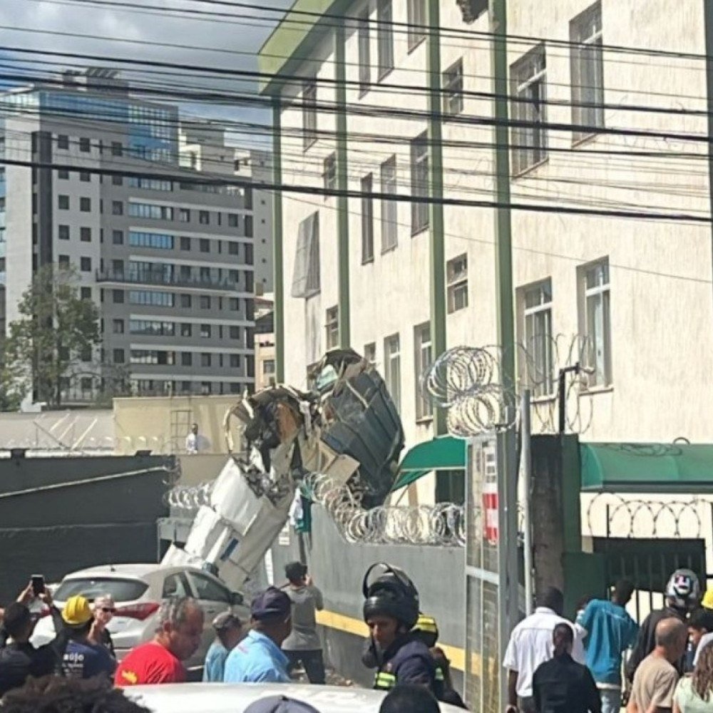 Avião bate em prédio e cai em BH
