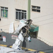 Avião que bateu em prédio e caiu em BH pertencia a empresa de Teófilo Otoni - Leandro Couri/EM Data/DA Press
