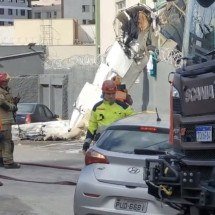 Bombeiros retiram carro após queda de avião em BH por risco de explosão - Gladston /EM/D.A.Press