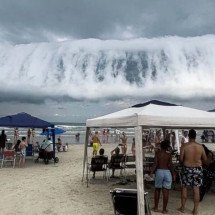 Nuvem em forma de tsunami impressiona banhistas no litoral paulista - Tupi