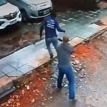 Vídeo: policias invadem depósito, agridem funcionários e levam veículo - Tupi