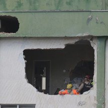Queda de avião em BH: bombeiros limpam prédio atingido; veja vídeo - Leandro Couri/EM/D.A.Press