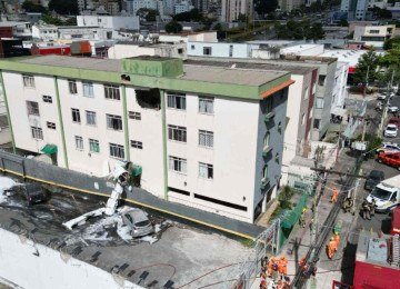 Com o impacto, parte da aeronave caiu no terreno do prédio, enquanto outra parte ficou no estacionamento de supermercado -  (crédito: Leandro Cour/EM/D. A. Press)