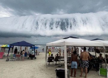 Vídeo: nuvem em forma de tsunami impressiona banhistas no litoral -  (crédito: Tupi)
