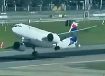Piloto enfrentou fortes ventos durante o pouso, que foi realizado em segurança momentos depois

 -  (crédito: Redes sociais)