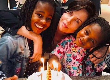 Charlize Theron e as filhas, Jackson e August -  (crédito: Instagram)