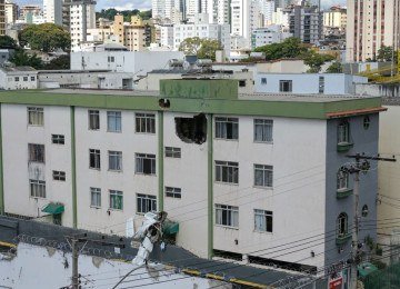 O avião monomotor saiu do Aeroporto da Pampulha e seguia para São Paulo. Após a decolagem a aeronave perdeu força e atingiu um prédio do Bairro Silveira, em BH. -  (crédito: Leandro Couri/EM/D.A.Press)