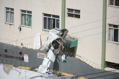 Avi&atilde;o bateu em pr&eacute;dio e caiu em Belo Horizonte, matando duas pessoas e deixando tr&ecirc;s feridos gravemente -  (crédito: Leandro Couri/EM Data/DA Press)