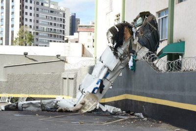 A aeronave colidiu contra um edifício residencial na Rua Ilacir Pereira Lima, no bairro Silveira, em BH -  (crédito: Gladyston Rodrigues/EM/D.A.Press)
