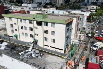 Com o impacto, parte da aeronave caiu no terreno do prédio, enquanto outra parte ficou no estacionamento de supermercado -  (crédito: Leandro Cour/EM/D. A. Press)