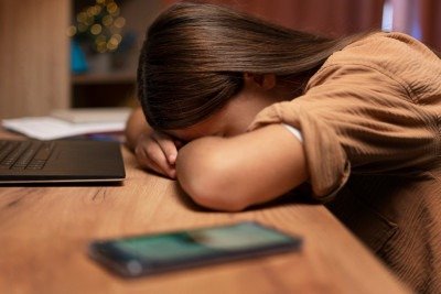 É importante oferecer outras formas de interação e saber identificar sinais de alerta quando algo não vai bem, diz pediatra -  (crédito: FreePik/Magnific)