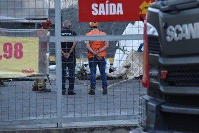 Vinda do Rio de Janeiro, equipe do Cenipa analisa destroços de avião que atingiu prédio no Bairro Silveira, em Belo Horizonte -  (crédito: Gladyston Rodrigues/EM/D.A.Press)