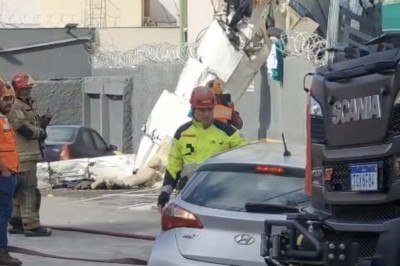Equipe dos bombeiros precisou remover carro de área de risco após queda de avião em BH -  (crédito: Gladston /EM/D.A.Press)