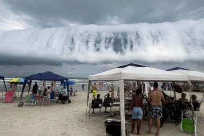 Vídeo: nuvem em forma de tsunami impressiona banhistas no litoral -  (crédito: Tupi)