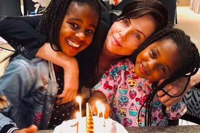 Charlize Theron e as filhas, Jackson e August -  (crédito: Instagram)