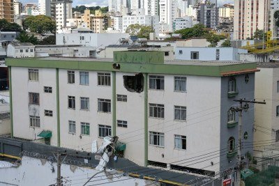 O avião monomotor saiu do Aeroporto da Pampulha e seguia para São Paulo. Após a decolagem a aeronave perdeu força e atingiu um prédio do Bairro Silveira, em BH. -  (crédito: Leandro Couri/EM/D.A.Press)