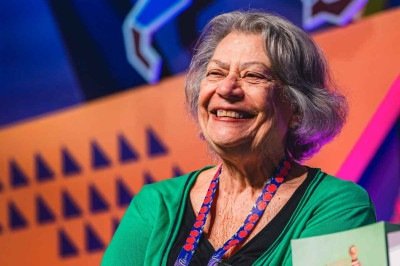 Ex-presidente da Academia Brasileira de Letras, Ana Maria Machado afirma que as viagens pelo Brasil alimentam sua literatura. Na foto, ela participa de debate em Itabira, em 2025 -  (crédito: Aline Reis/divulgação)