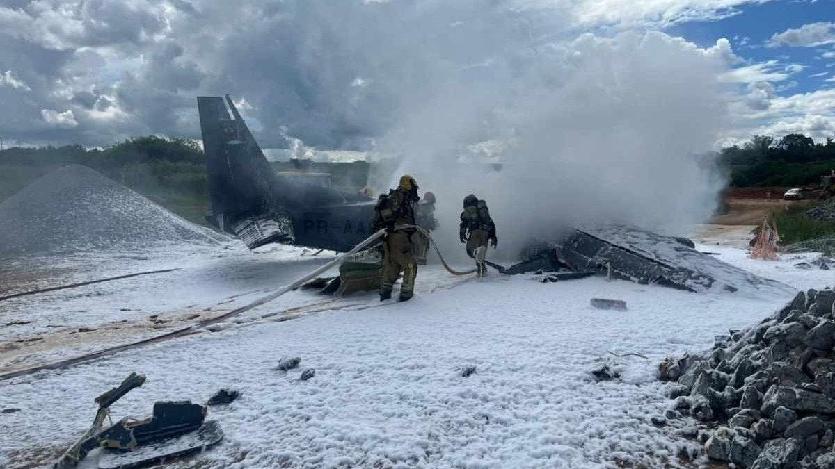 Bombeiros em a&ccedil;&atilde;o ap&oacute;s acidente a&eacute;reo ocorrido em 2024, em Belo Horizonte na regi&atilde;o Pampulha.  -  (crédito: CBMMG/Divulga&ccedil;&atilde;o)