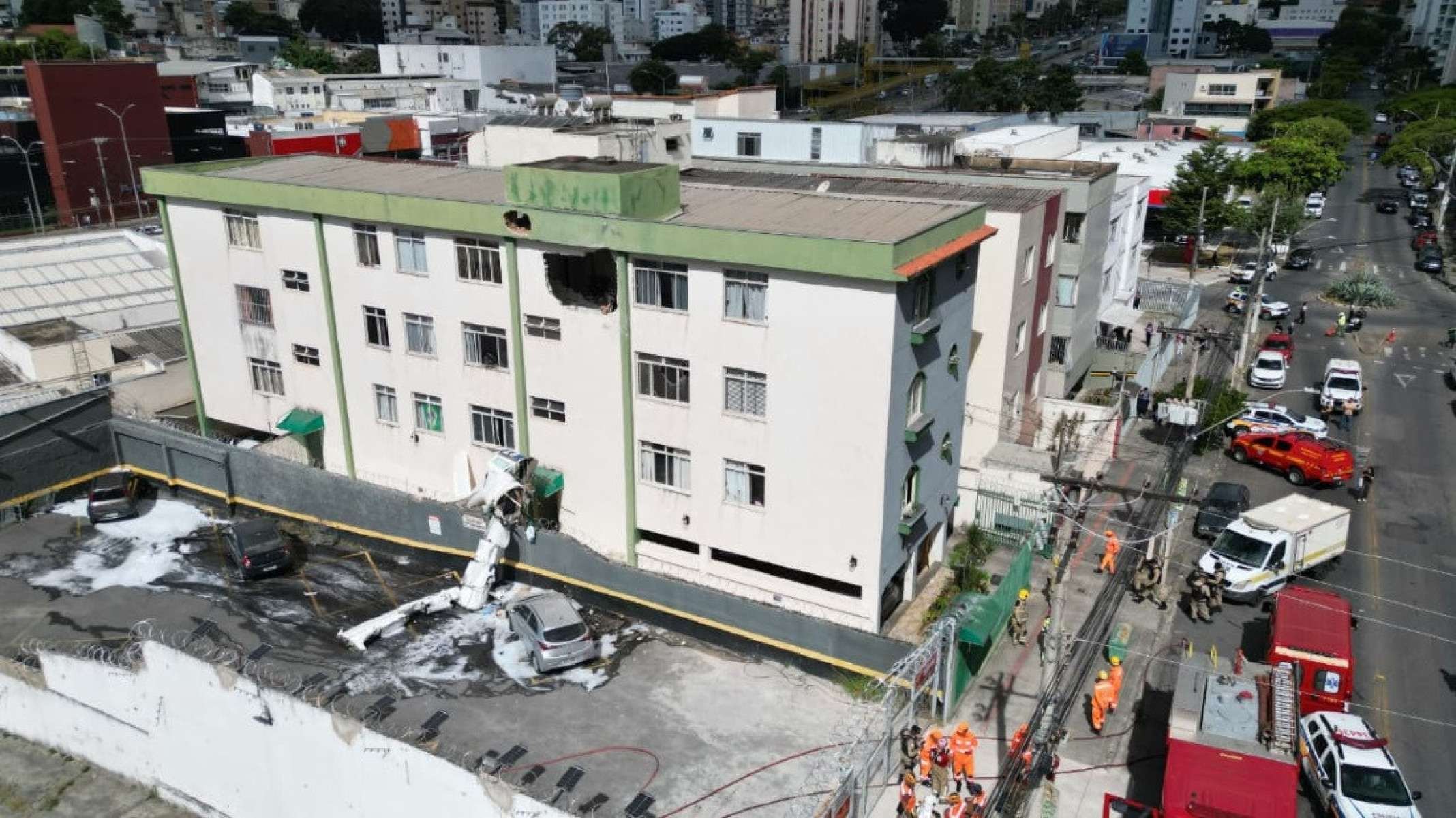 Com o impacto, parte da aeronave caiu no terreno do prédio, enquanto outra parte ficou no estacionamento de supermercado-Leandro Cour/EM/D. A. Press