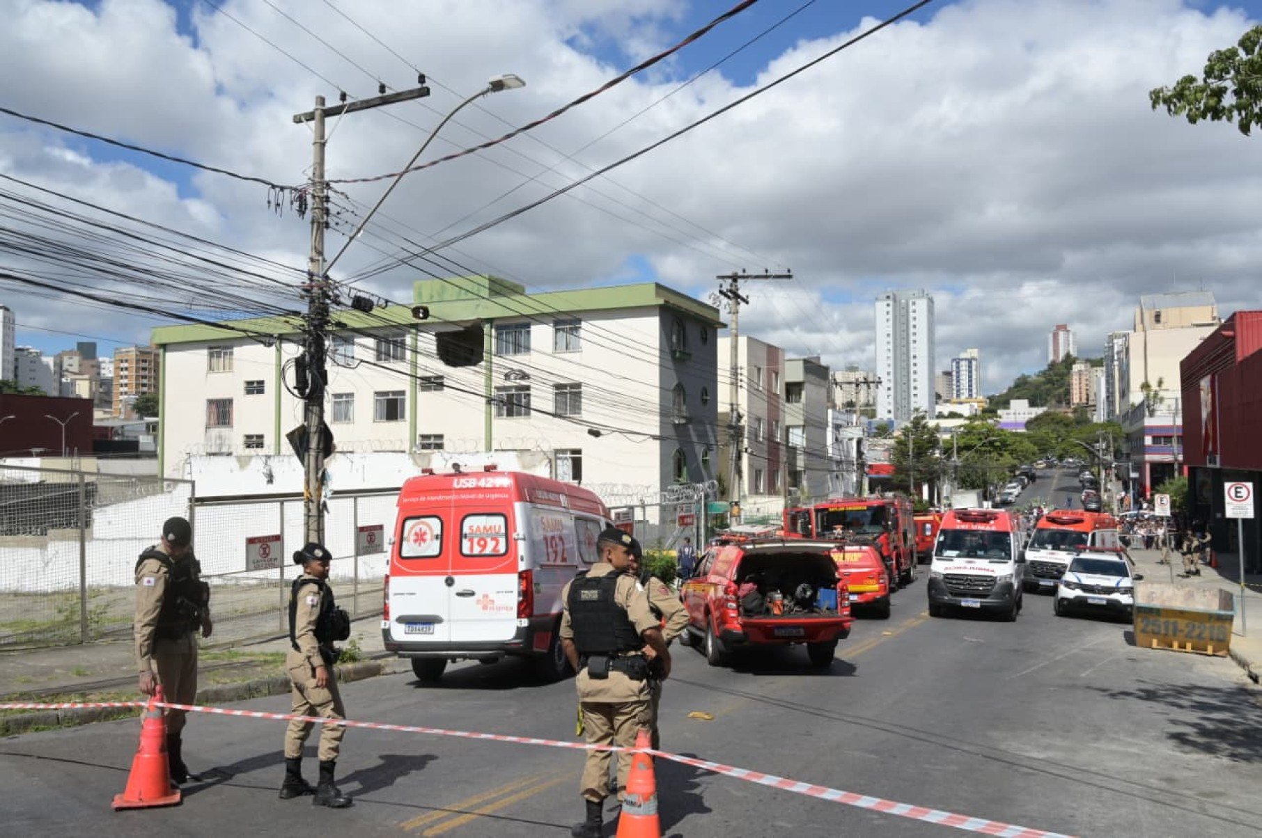 A Pol&iacute;cia Militar de Minas Gerais isolou a &aacute;rea para o trabalho das equipes de resgate e per&iacute;cia