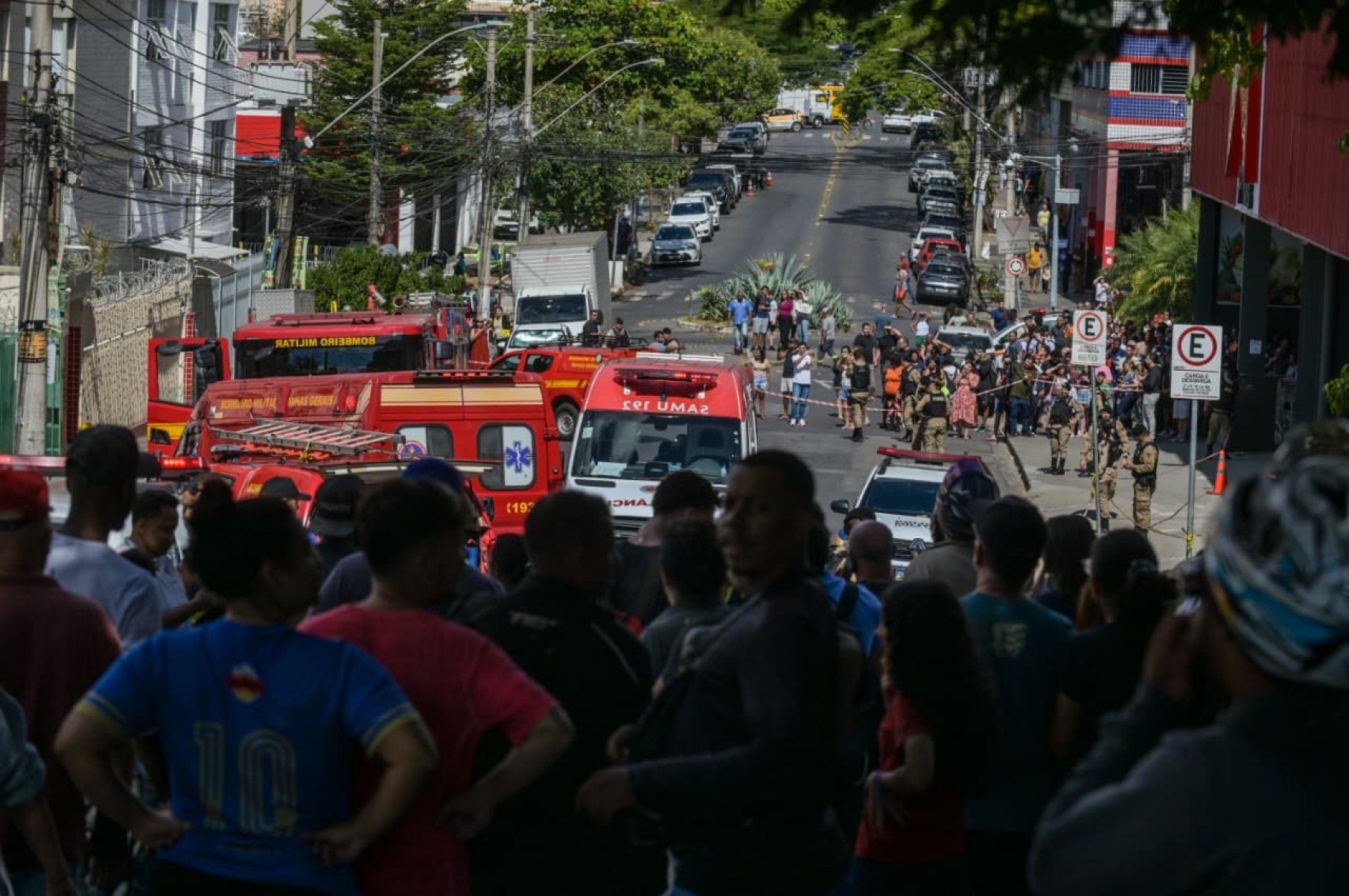 A Pol&iacute;cia Militar de Minas Gerais isolou a &aacute;rea para o trabalho das equipes de resgate e per&iacute;cia