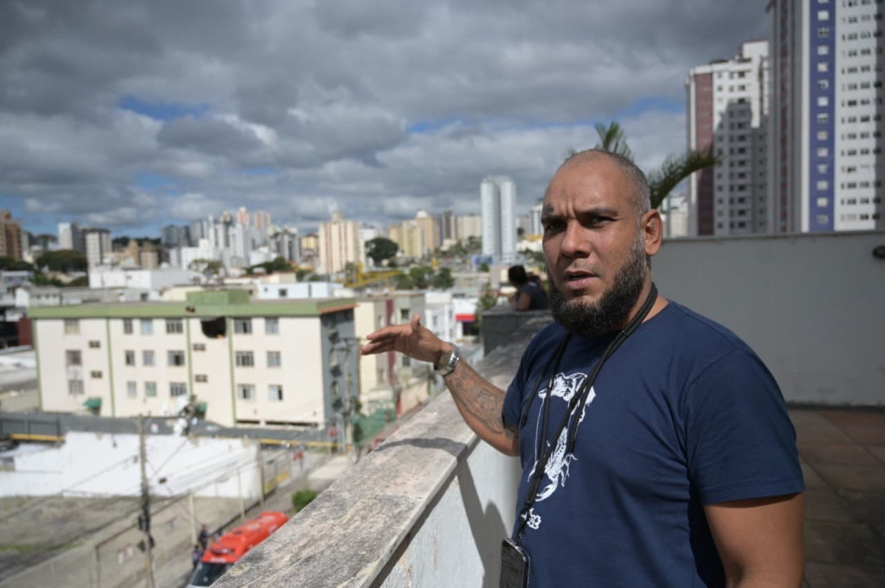Paulo Henrique vive em frente ao locaL do acidente. Seu prédio quase foi atingido pela aeronave.-Leandro Couri/E.M/D.A.Press