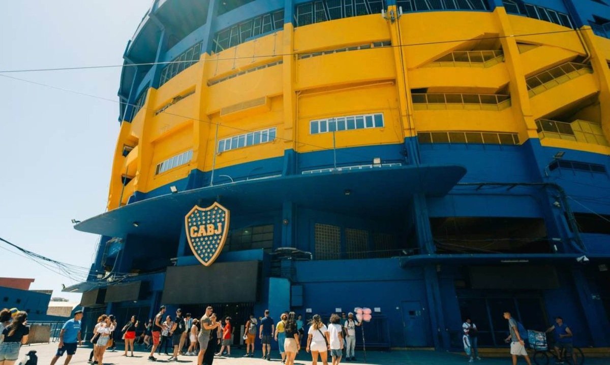Inaugurado em 1940, este estádio possui um formato único de “D” e uma vibração acústica tão intensa que os torcedores dizem que ele não pulsa, ele lateja - (crédito: No Ataque Internacional)