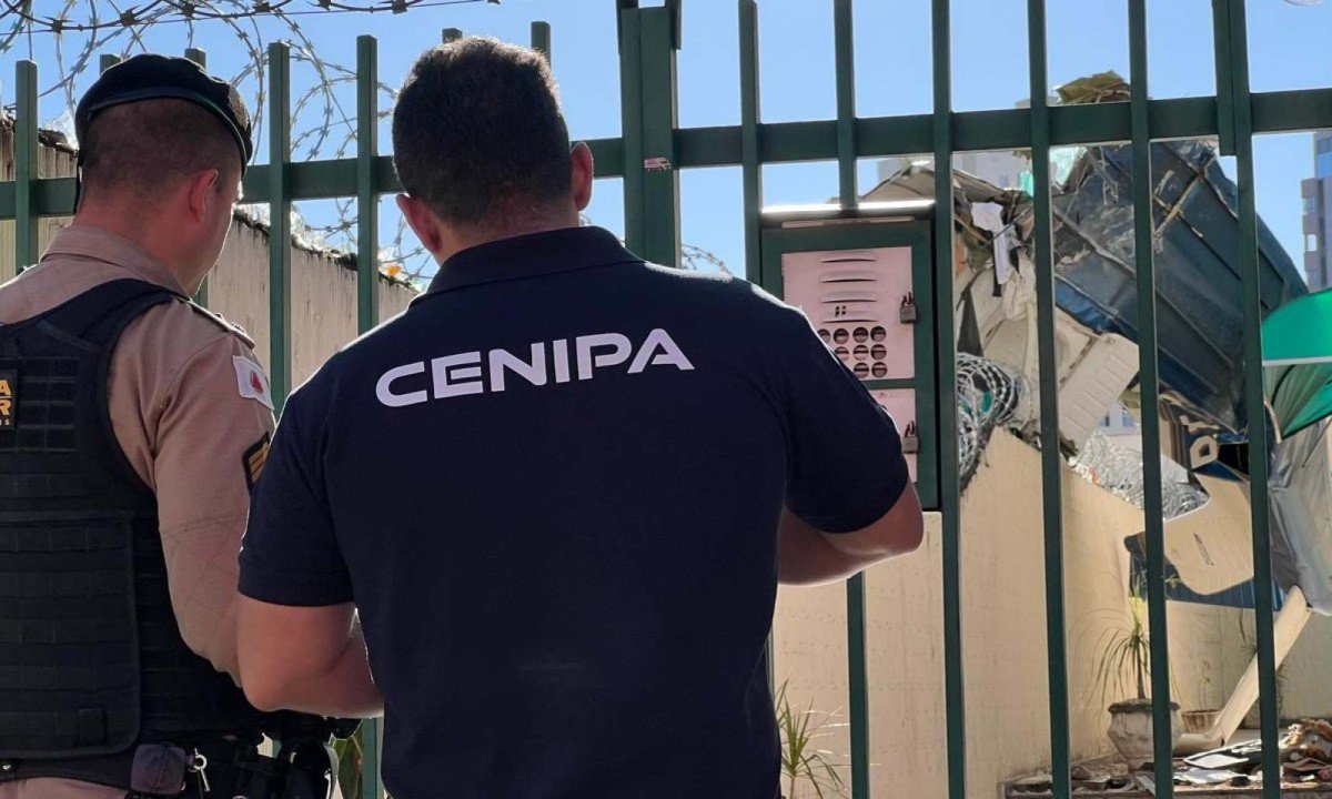 Cenipa faz a perÃcia do prédio atingido por avião em Belo Horizonte - (crédito: Edésio Ferreira/EM/DA Press)