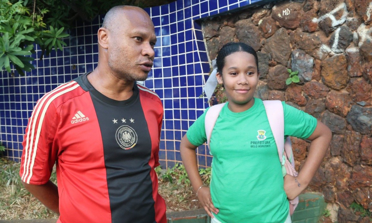 Para o motorista particular Cristiano Alves, pai de Quesia, os uniformes s&atilde;o uma forma de "saber de onde e para onde as crian&ccedil;as est&atilde;o indo"