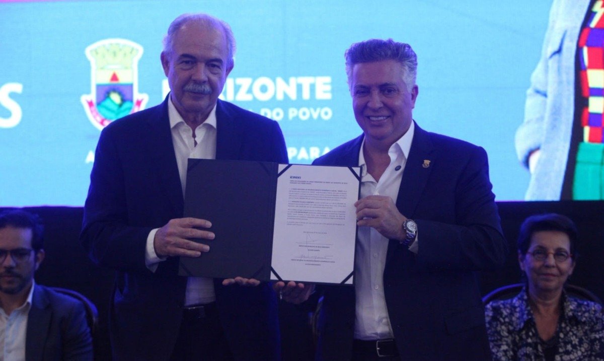 O contrato, assinado esta manhã pelo prefeito Álvaro Damião e pelo presidente do BNDES, Aloizio Mercadante, prevê a utilização de Recursos do Fundo Clima para financiar ações do Projeto Transformador Cidade Jardim - (crédito: Edesio Ferreira/EM/D.A Press)