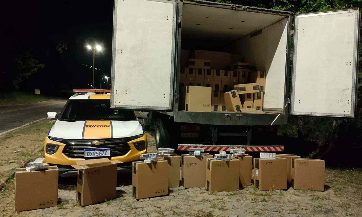 Foram encontradas cerca de 350 caixas, totalizando aproximadamente 175 mil maços - (crédito: PMRv/Reprodução)