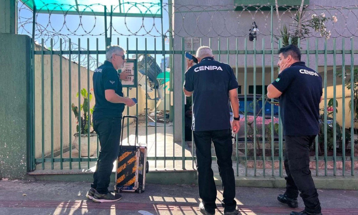 As equipes seguem atuando na área para aprofundar a análise das circunstâncias e dinâmica do acidente, que deixou três mortos e dois feridos - (crédito: Edésio Ferreira/EM/D.A.Press)