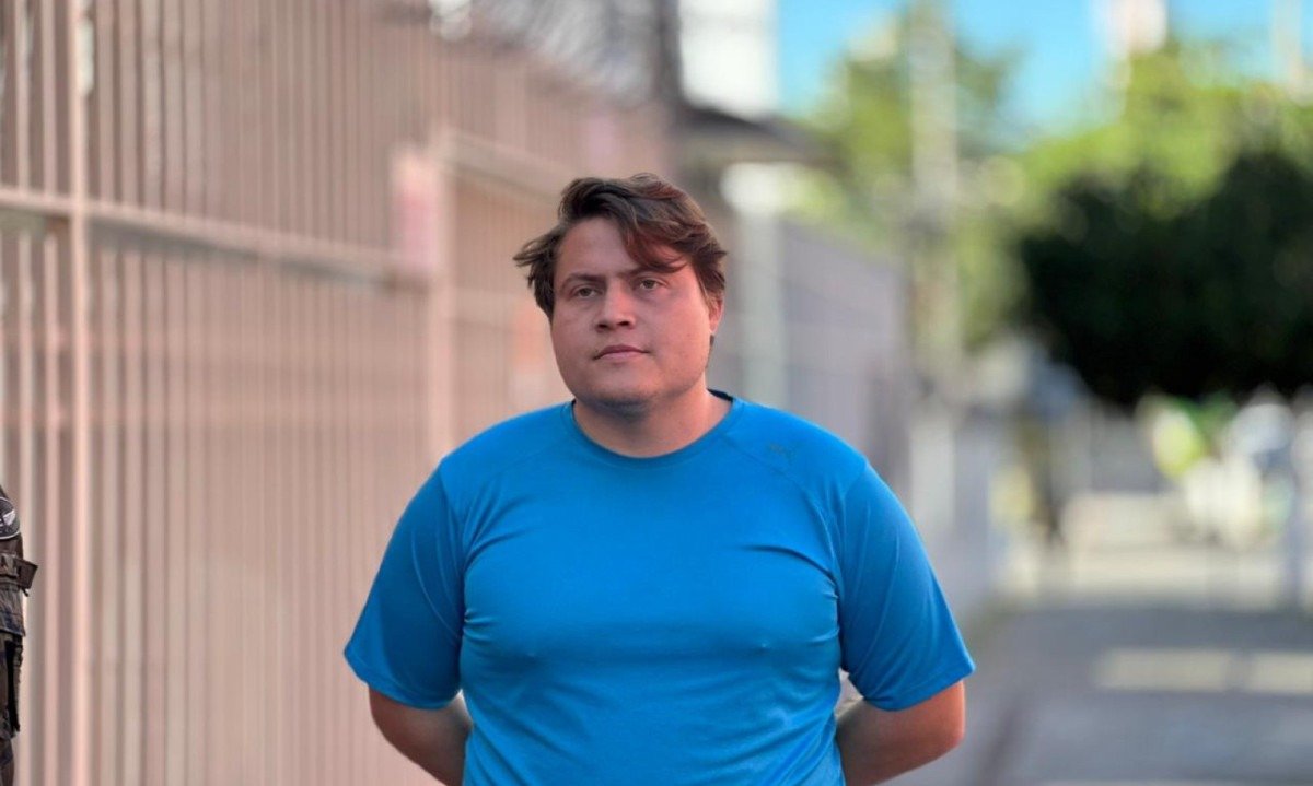 O síndico e morador do prédio Fausto Avelar, de 32 anos, acompanha o trabalho da Cenipa - (crédito: Quéren Hapuque/EM/D.A.Press)