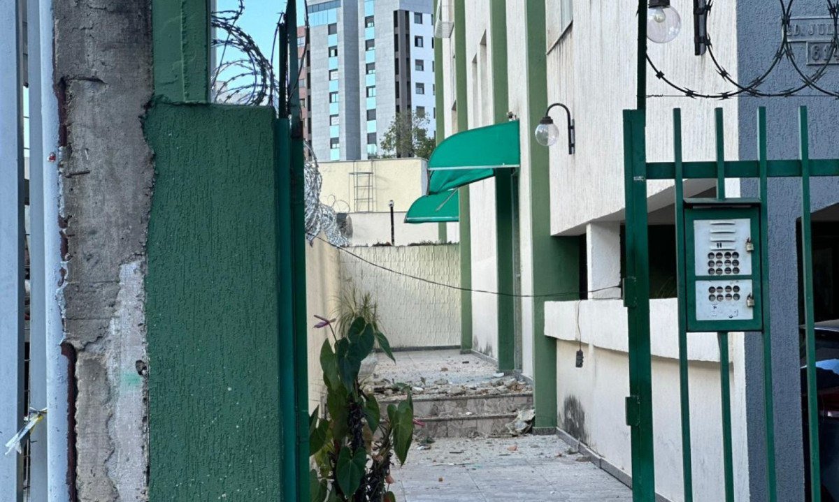 Gradualmente o prédio está sendo limpo e a rotina dos moradores volta a normalidade - (crédito: Quéren Hapuque/EM/D.A.Press)