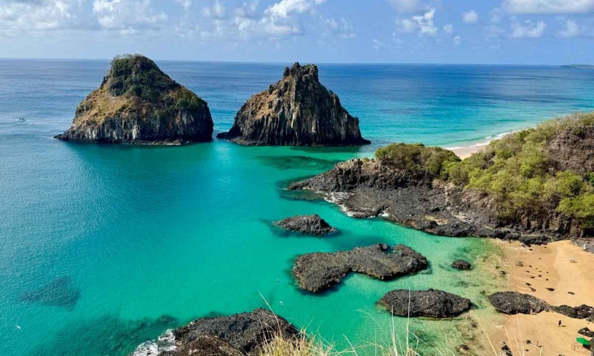 A Praia do Boldr&oacute; &eacute; um dos melhores lugares de Fernando de Noronha para curtir o p&ocirc;r do sol 