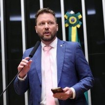 Deputado propõe salário mínimo de R$ 100 mil e ironiza fim da escala 6x1 - Kayo Magalhães / Câmara dos Deputados