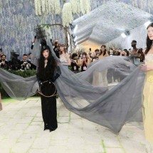 Surreal: Madonna choca com navio na cabeça no Met Gala 2026; entenda - AFP